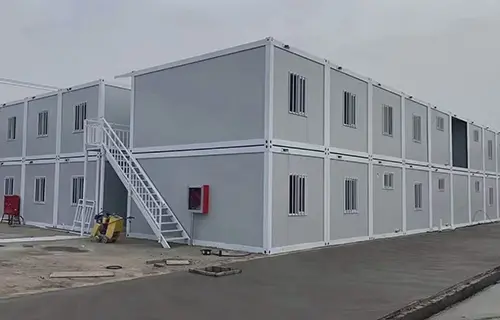 鉱山および建設キャンプ